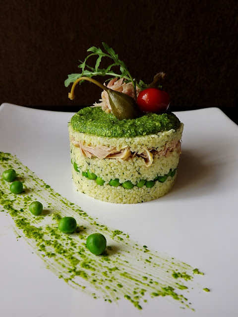 Tort kuskus z golonką, groszkiem pod pesto z rukoli