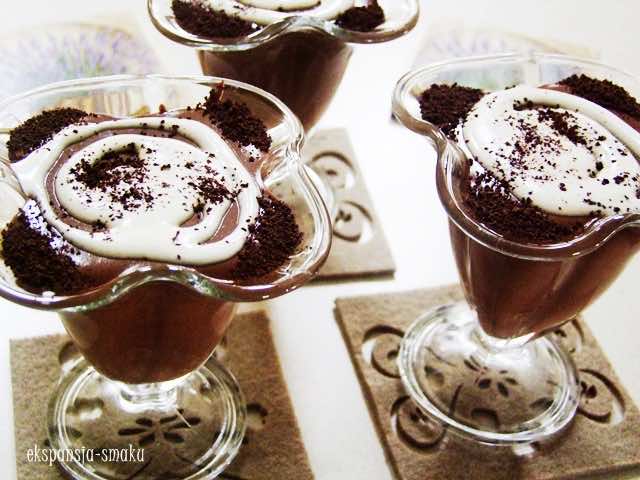 Pyszny deser czekoladowy z bitą śmietaną