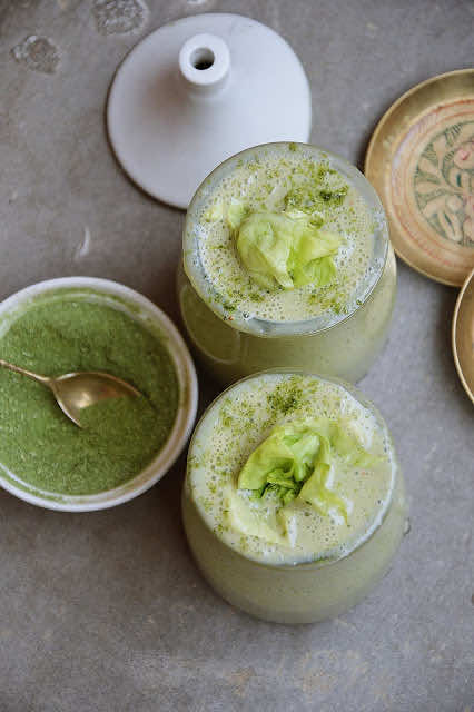 Koktajl truskawkowy z bananem i sałatą