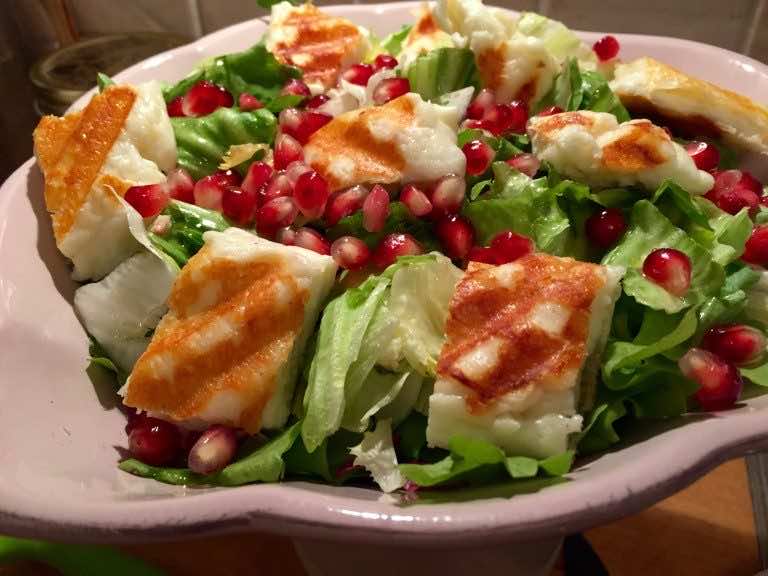 Sałatka z grillowanym serem halloumi i granatem