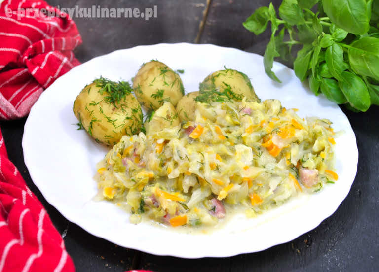 MŁODA KAPUSTA Z BOCZKIEM W ŚMIETANIE