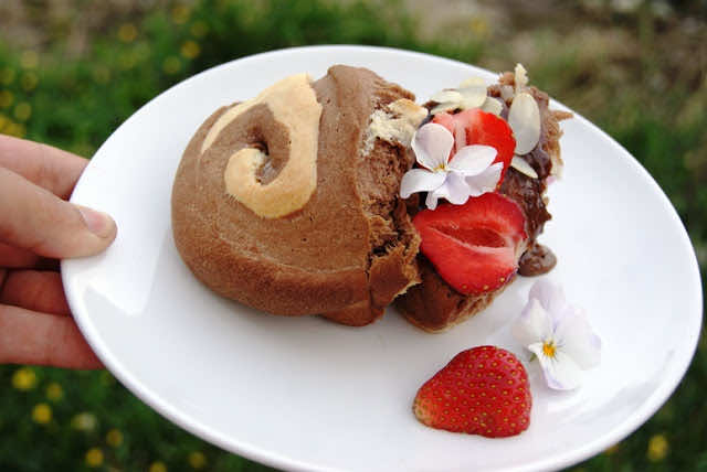 Piknik: cudownie maślane bułeczki odrywane z domowym masłem czekoladowym i truskawkami