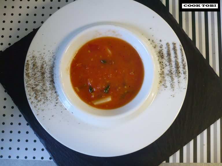 Zupa z pomidora malinowego z młodym czosnkiem