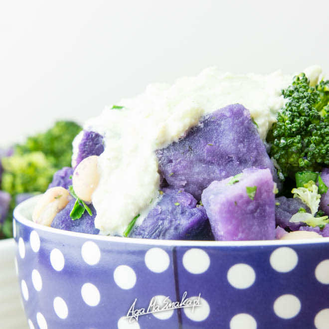 Prosta fioletowa sałatka ziemniaczana