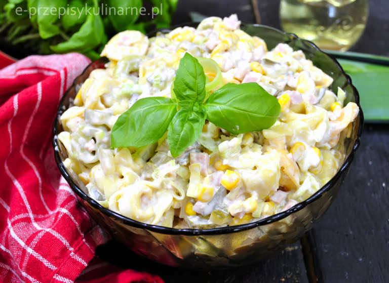 SAŁATKA Z TORTELLINI I POREM