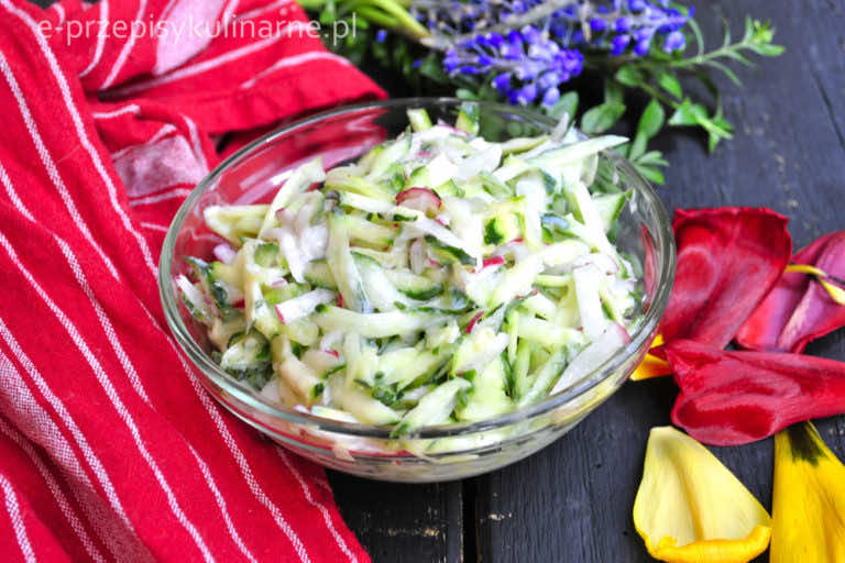 WIOSENNA SURÓWKA Z OGÓRKIEM, CUKINIĄ I RZODKIEWKĄ