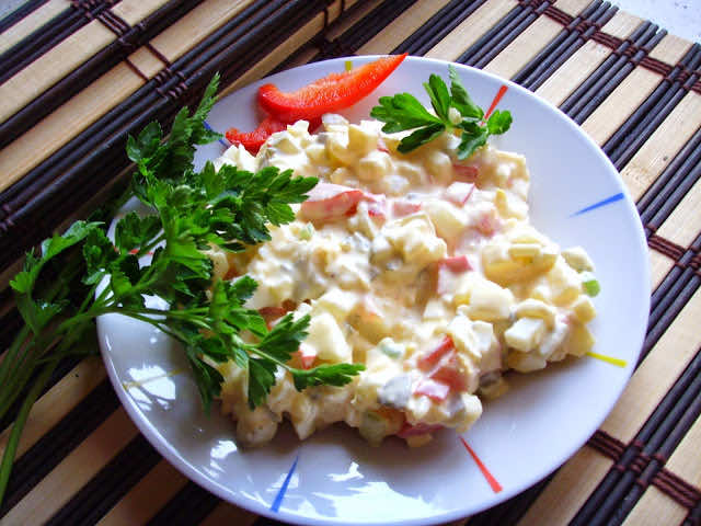 Sałatka ziemniaczana z papryką i ogórkiem kiszonym