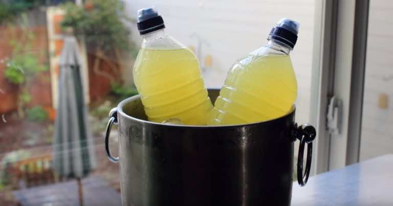 Jak zrobić domowy napój izotoniczny – zdrowy!
