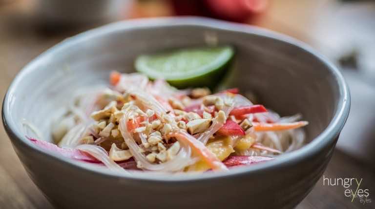 Przepis na makaron ryżowy z dodatkami