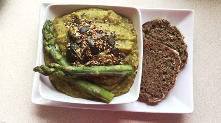 Czosnkowy krem z brokułów i szparagów