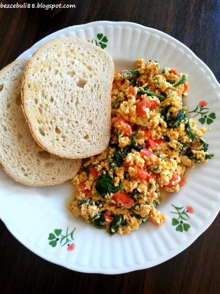 Jajecznica ze szpinakiem i pomidorami