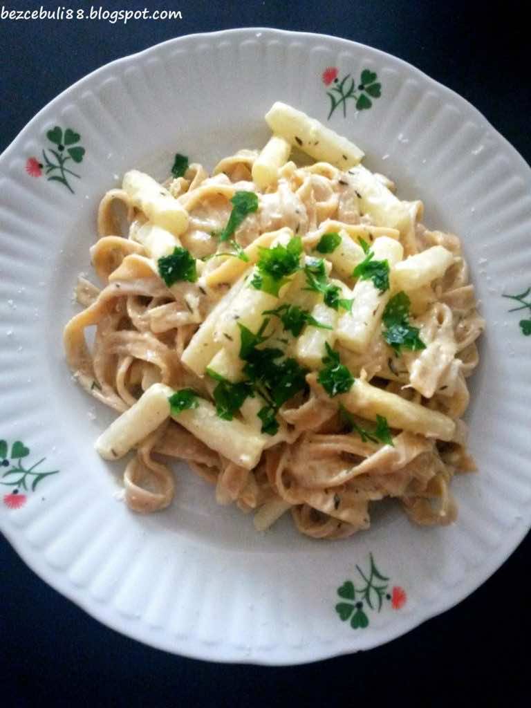 Makaron z białymi szparagami w sosie tymiankowo-cytrynowym