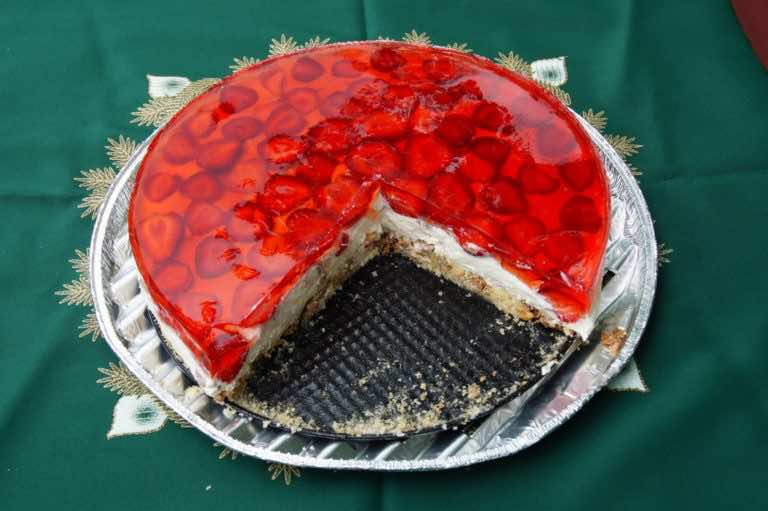 Sernik na zimno z truskawkami