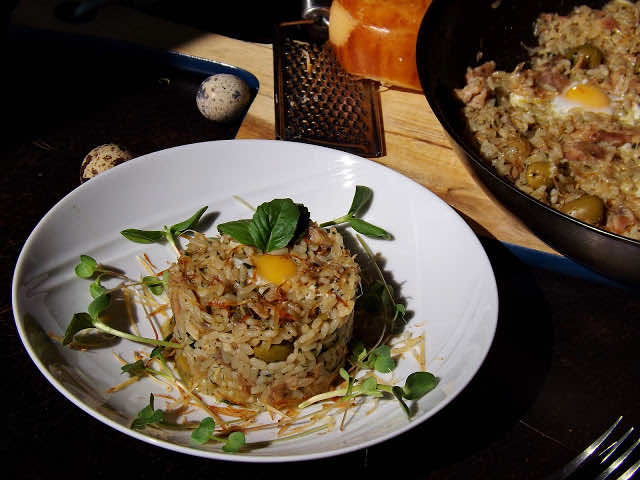 Ziołowe risotto z golonką i jajkami przepiórczymi