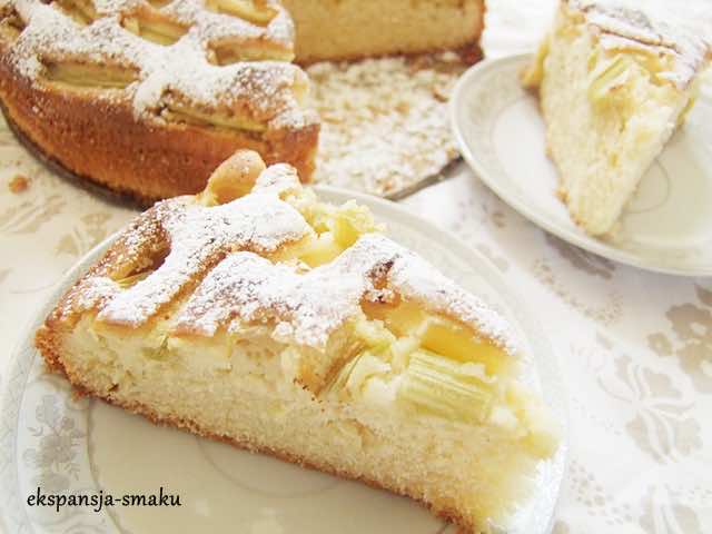 Błyskawiczne ciasto ucierane z rabarbarem