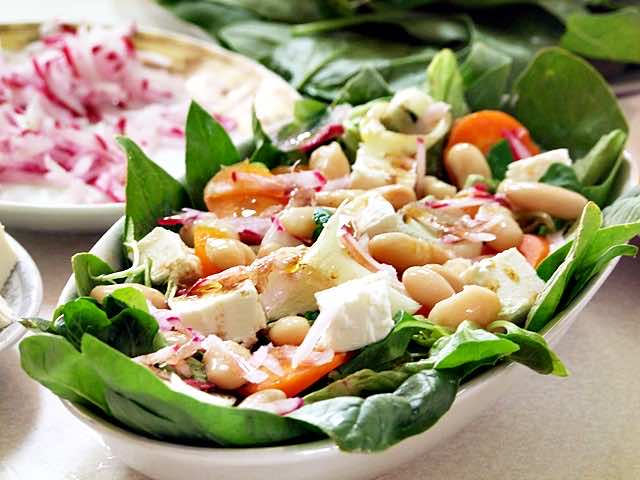 Sałatka z białą fasolką i marchewką