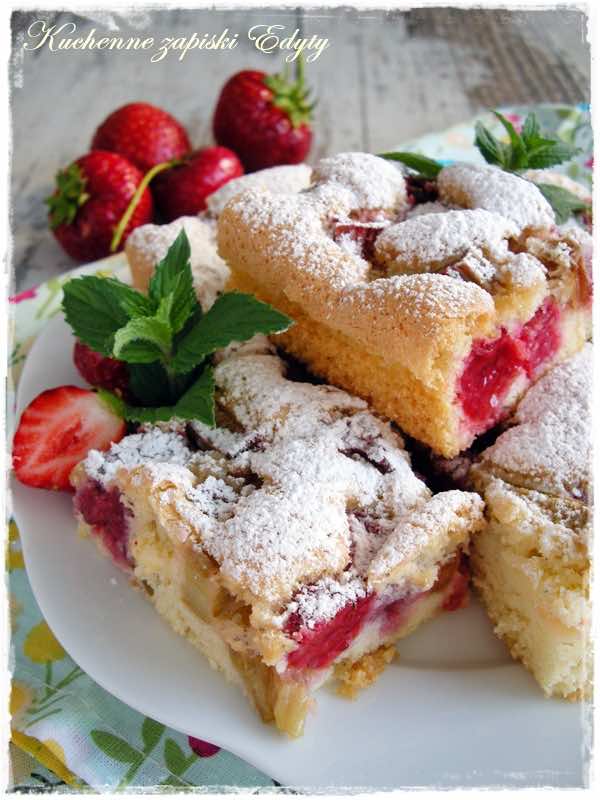 Biszkopt z truskawkami i rabarbarem