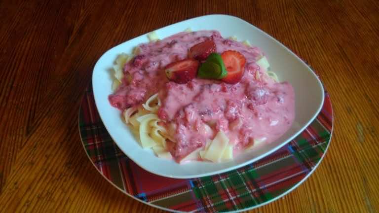 Makaron z truskawkami