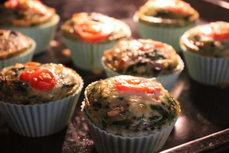 Śniadaniowe muffiny jajeczne ze szpinakiem, pomidorami i pieczarkami