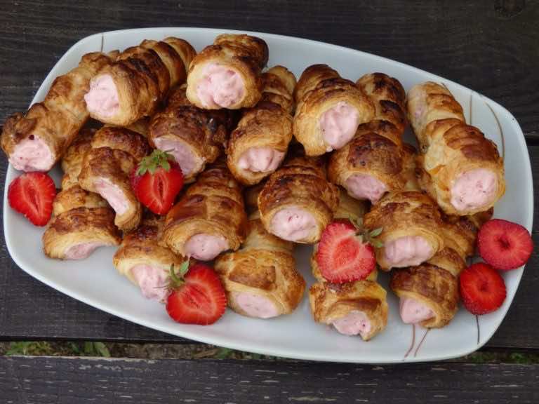 Rurki z ciasta francuskiego z kremem truskawkowym