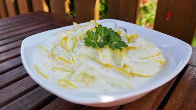 SURÓWKA Z MŁODEJ SUROWEJ CUKINII-a’la mizeria