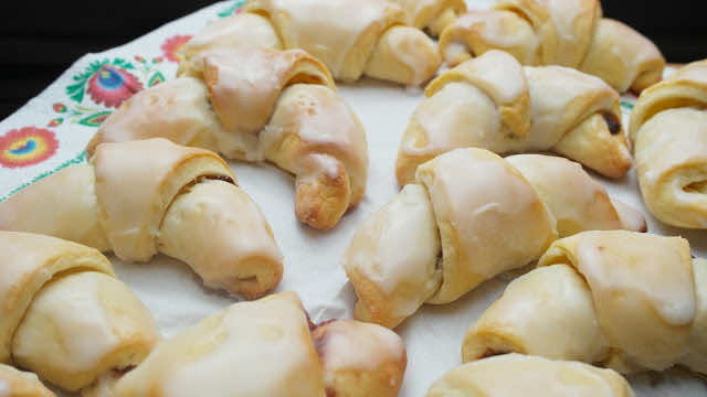 Rogaliki drożdżowe z powidłami i lukrem-mięciuteńkie