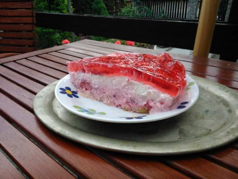 Sernik na zimno z truskawkami