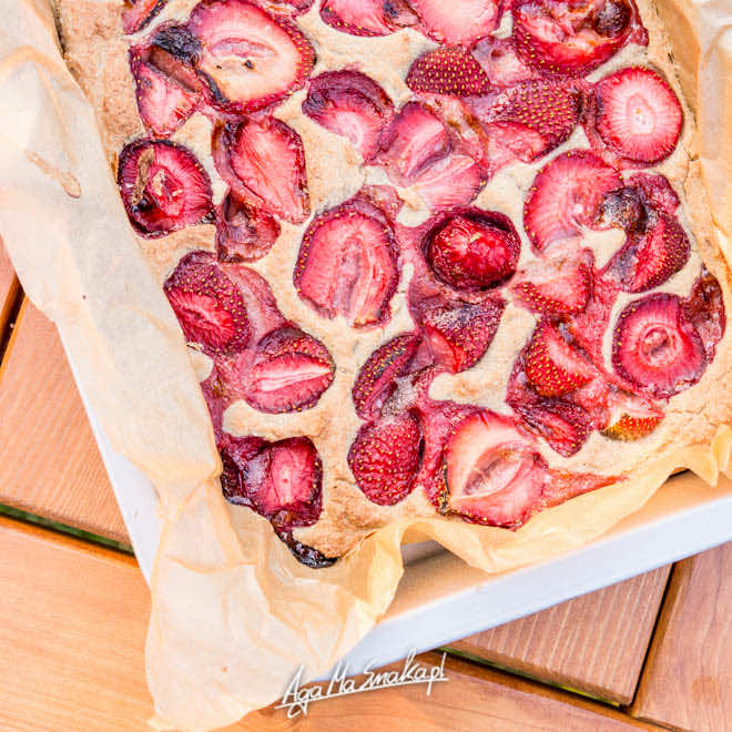 Prosta i zdrowa tarta z truskawkami