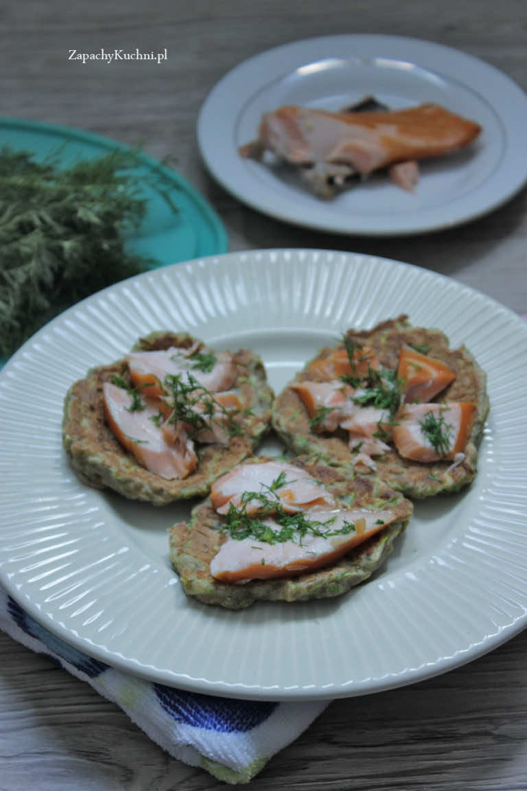 PLACUSZKI Z CUKINII PODANE Z ŁOSOSIEM