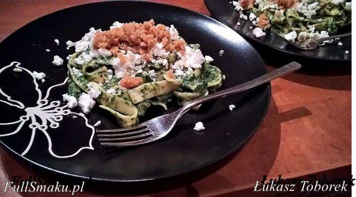 Tagiatelle ze szpinakiem z chrupiącą posypką