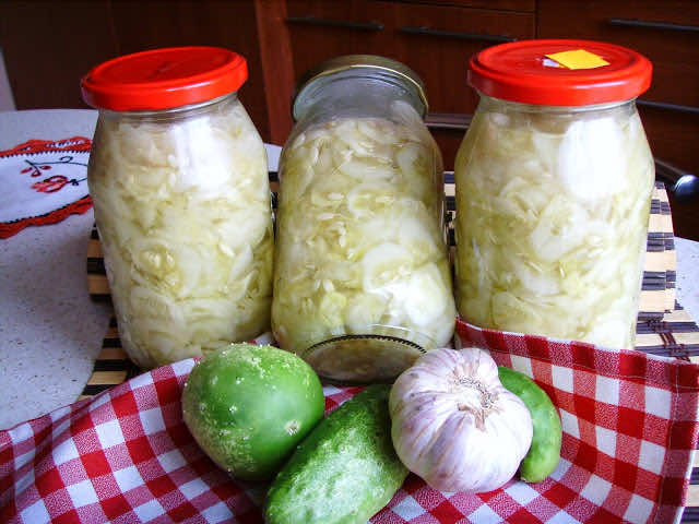 Ogórki z czosnkiem. Smaczna zimowa sałatka w słoikach. Domowe przetwory.