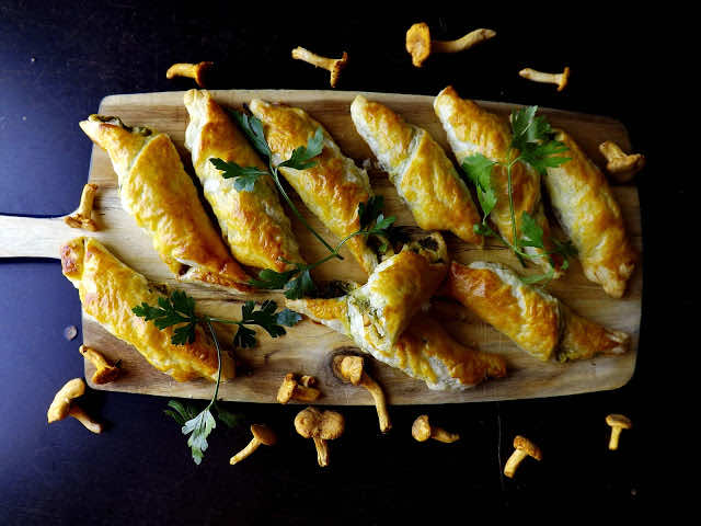 Przekąska francuska z kurkami, oliwkami i zieloną pietruszką