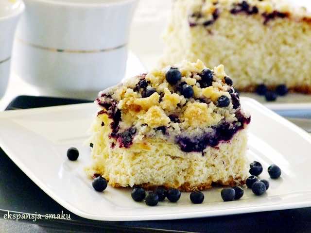 Drożdżowe ciasto z jagodami i kokosową kruszonką