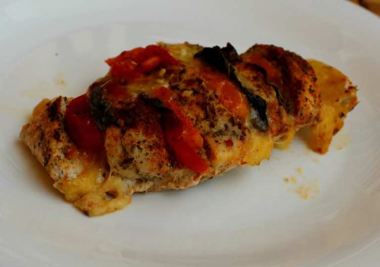 Kurczak faszerowany mozzarellą, pomidorami i bazylią