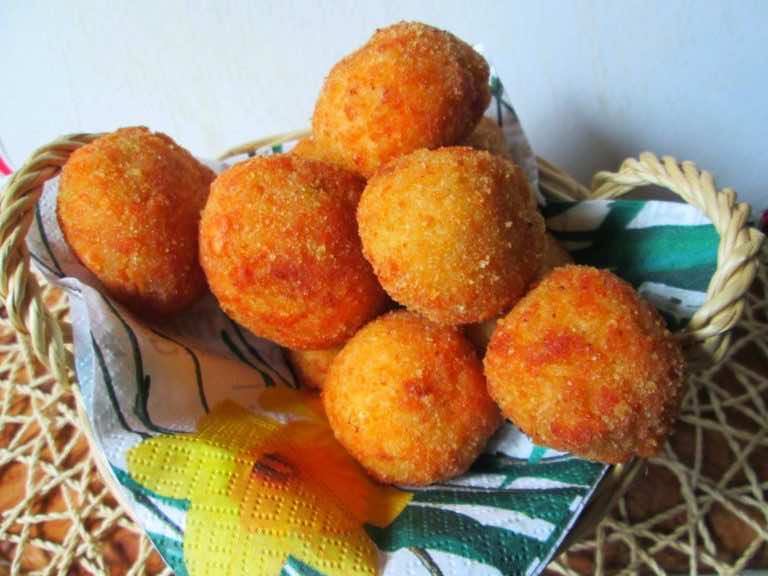 Kulki ryżowe smażone na głębokim tłuszczu