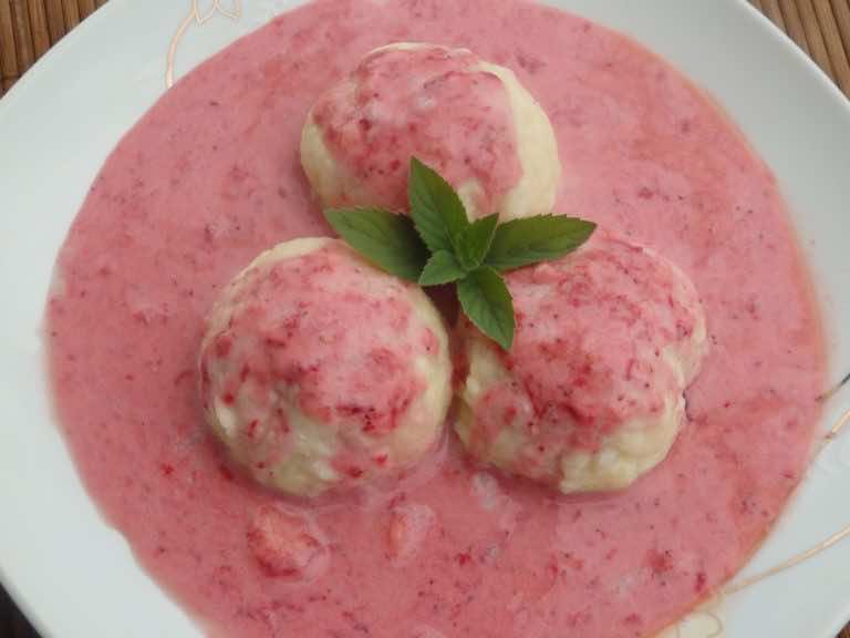 Knedle ziemniaczano-serowe z truskawkami