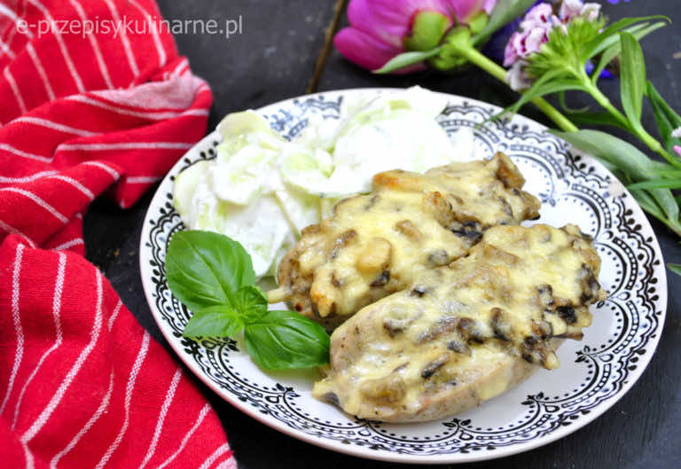 BIAŁA KIEŁBASA ZAPIEKANA Z PIECZARKAMI I SEREM