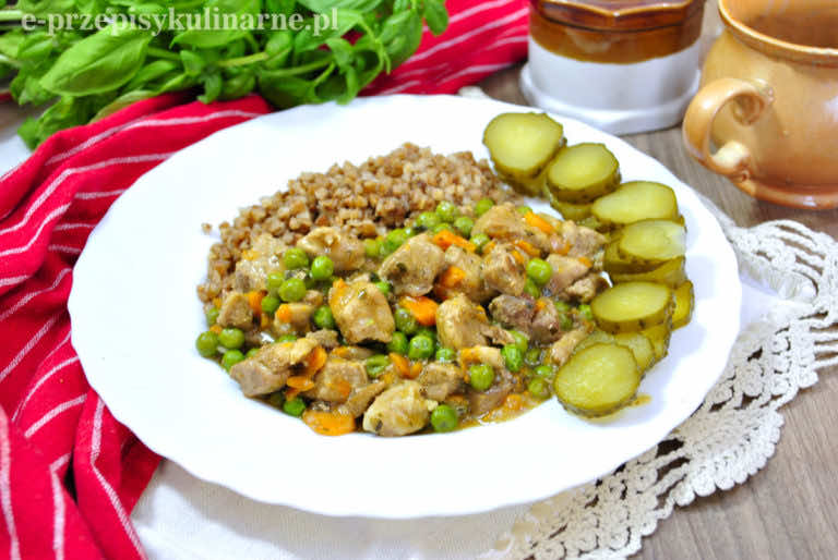 GULASZ WIEPRZOWY Z MARCHEWKĄ I GROSZKIEM