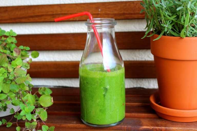 Smoothies z jarmużu, banana i jabłka