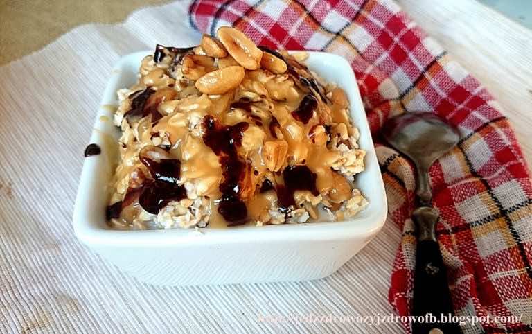 Wysokobiałkowa owsianka snickers