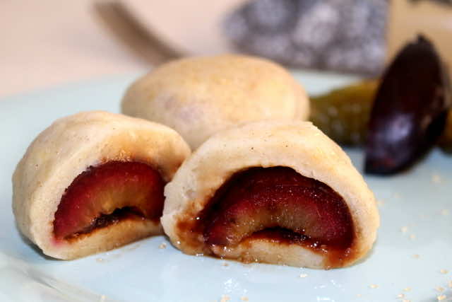 Knedle ze śliwką i sosem barbecue