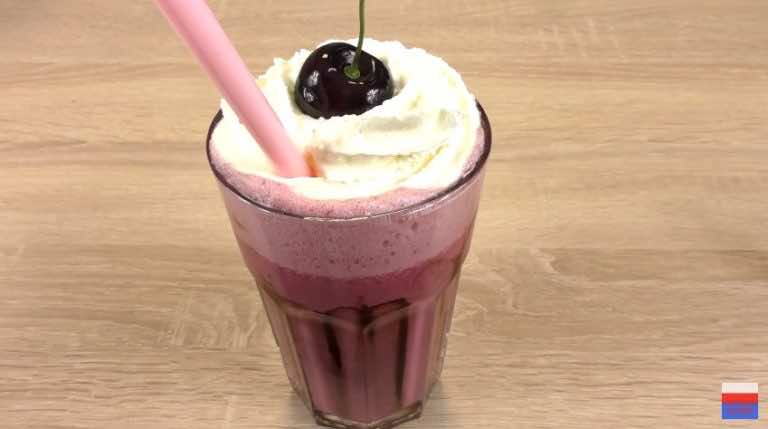 Błyskawiczny shake czekoladowo-waniliowo-wiśniowy
