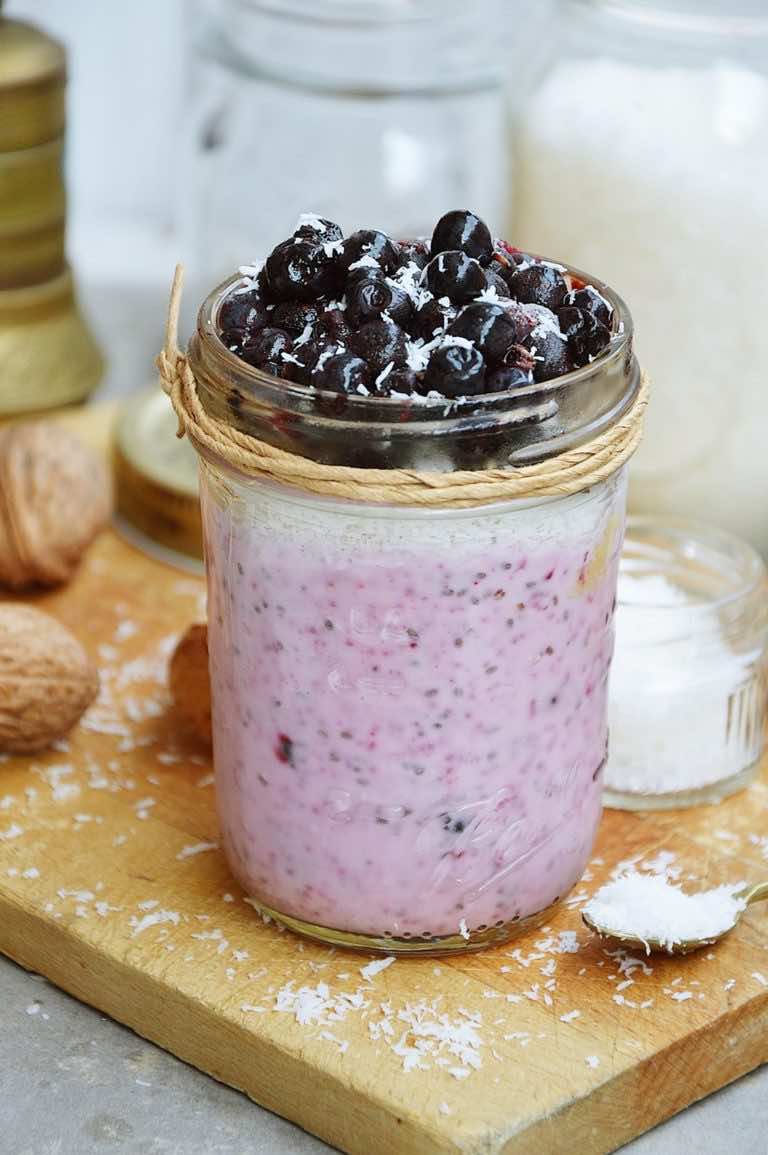 Jogurt z jagodami i masłem orzechowym