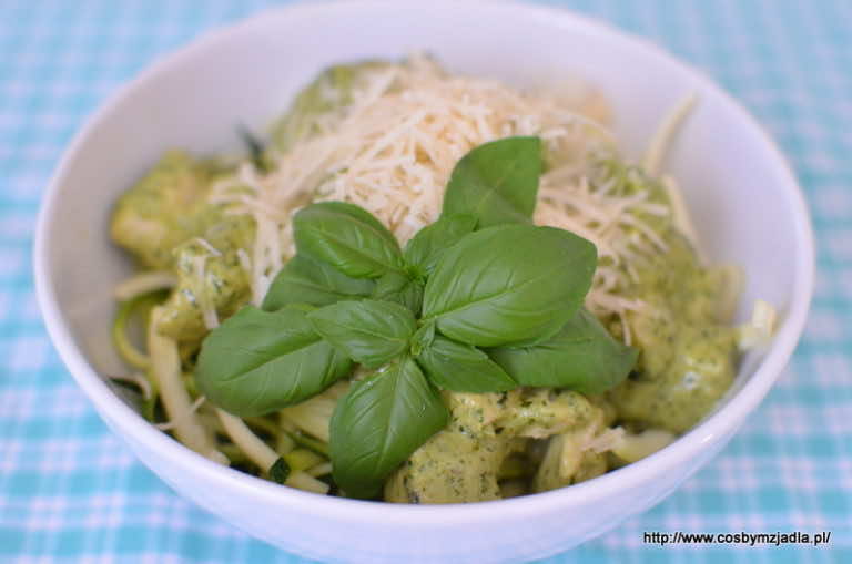 Makaron z cukinii z pesto i kurczakiem