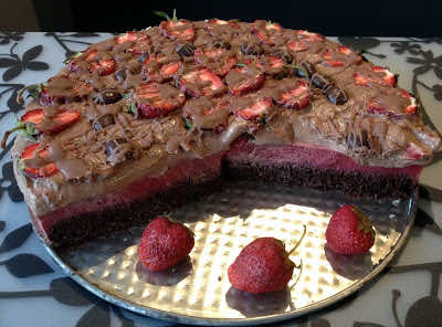 Ciasto Meeega czekoladowe z musem truskawkowym