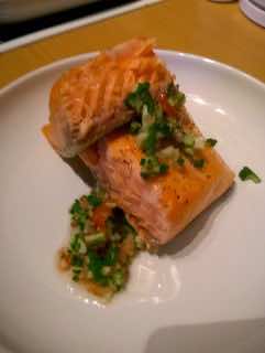 Pieczony łosoś na warzywach w marynacie