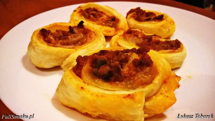 Pizza z mięsem mielonym z ciasta francuskiego