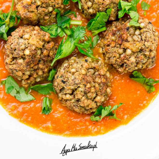 Pyszne pieczone pulpety w pomidorowym sosie