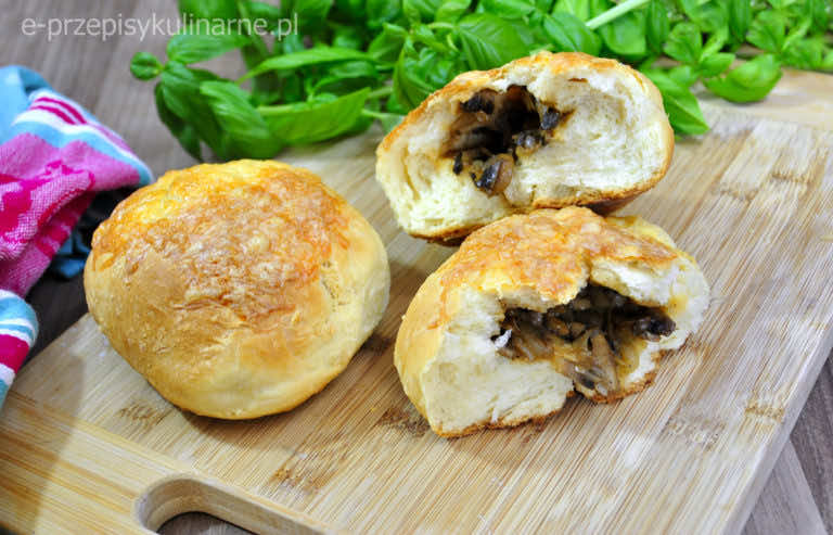 BUŁKI DROŻDŻOWE Z PIECZARKAMI