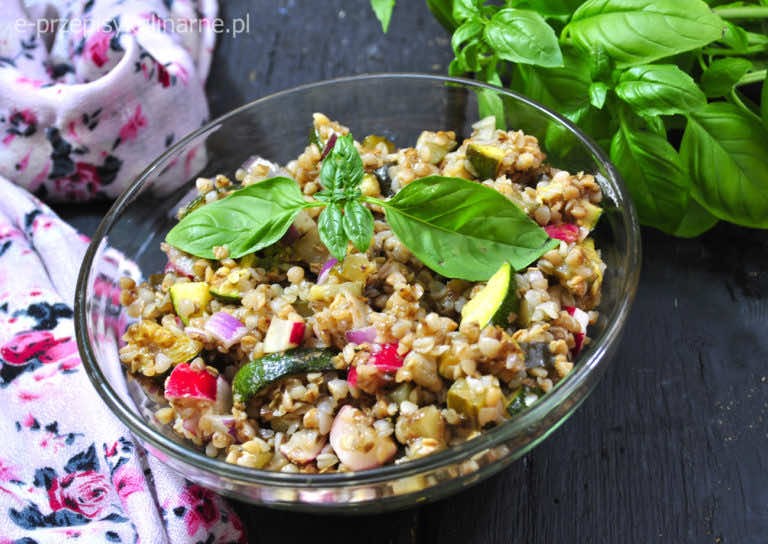 SAŁATKA Z KASZĄ GRYCZANĄ I WARZYWAMI (NA FIT LUNCH -170 KCAL)